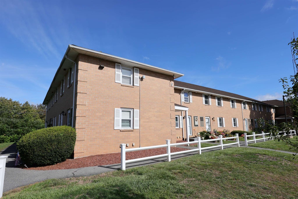 Photo of 509 Elmwood Drive, Hudson, NH 03051 (MLS # 5110867)