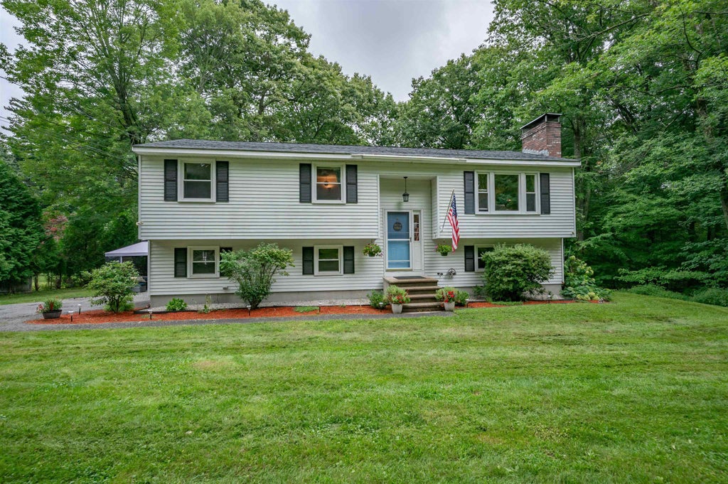 Photo of 72 Hovey Road, Londonderry, NH 03053 (MLS # 5108639)