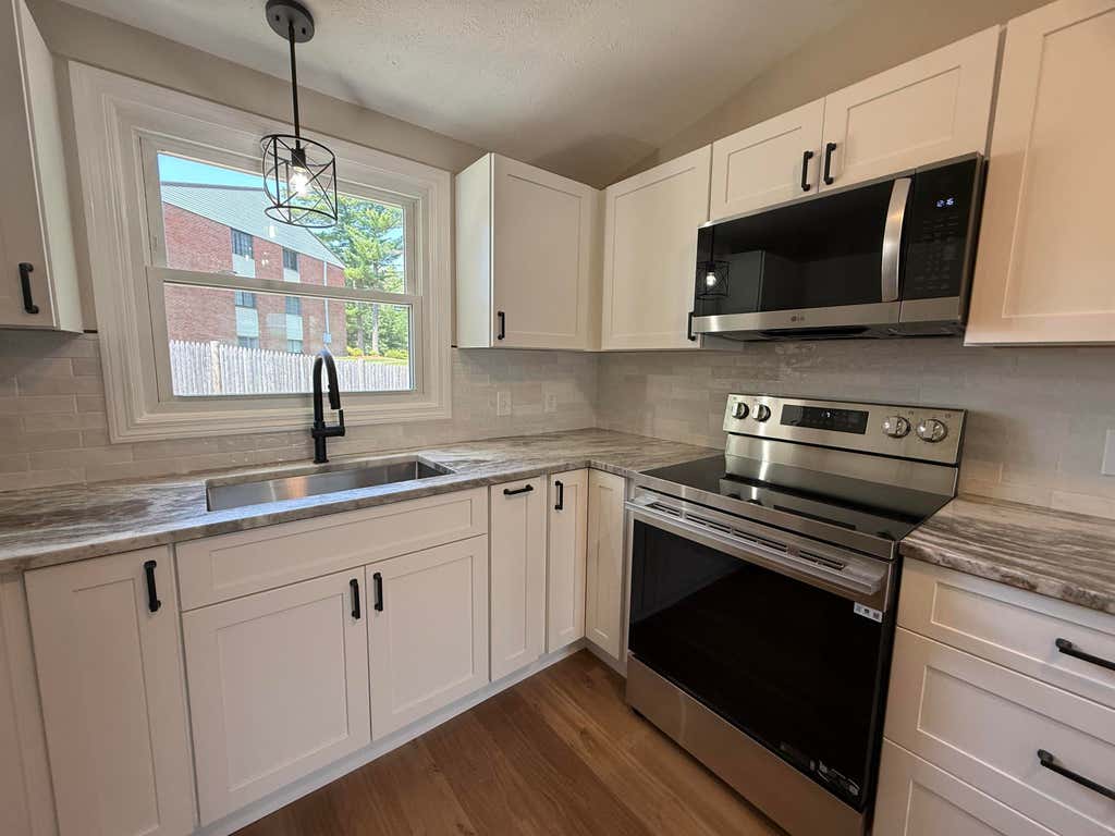 Photo of 186 Dunbarton Road #26, Manchester, NH 03102 (MLS # 5102159)