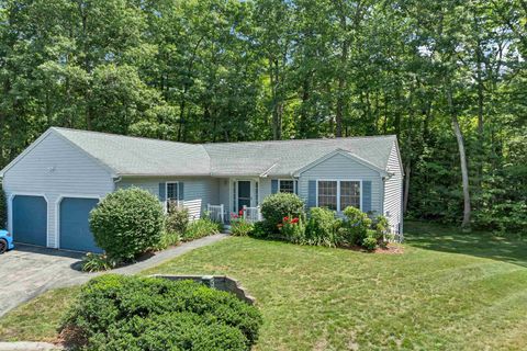 Photo of 4 Glasgow Circle, Hudson, NH 03051 (MLS # 5098784)