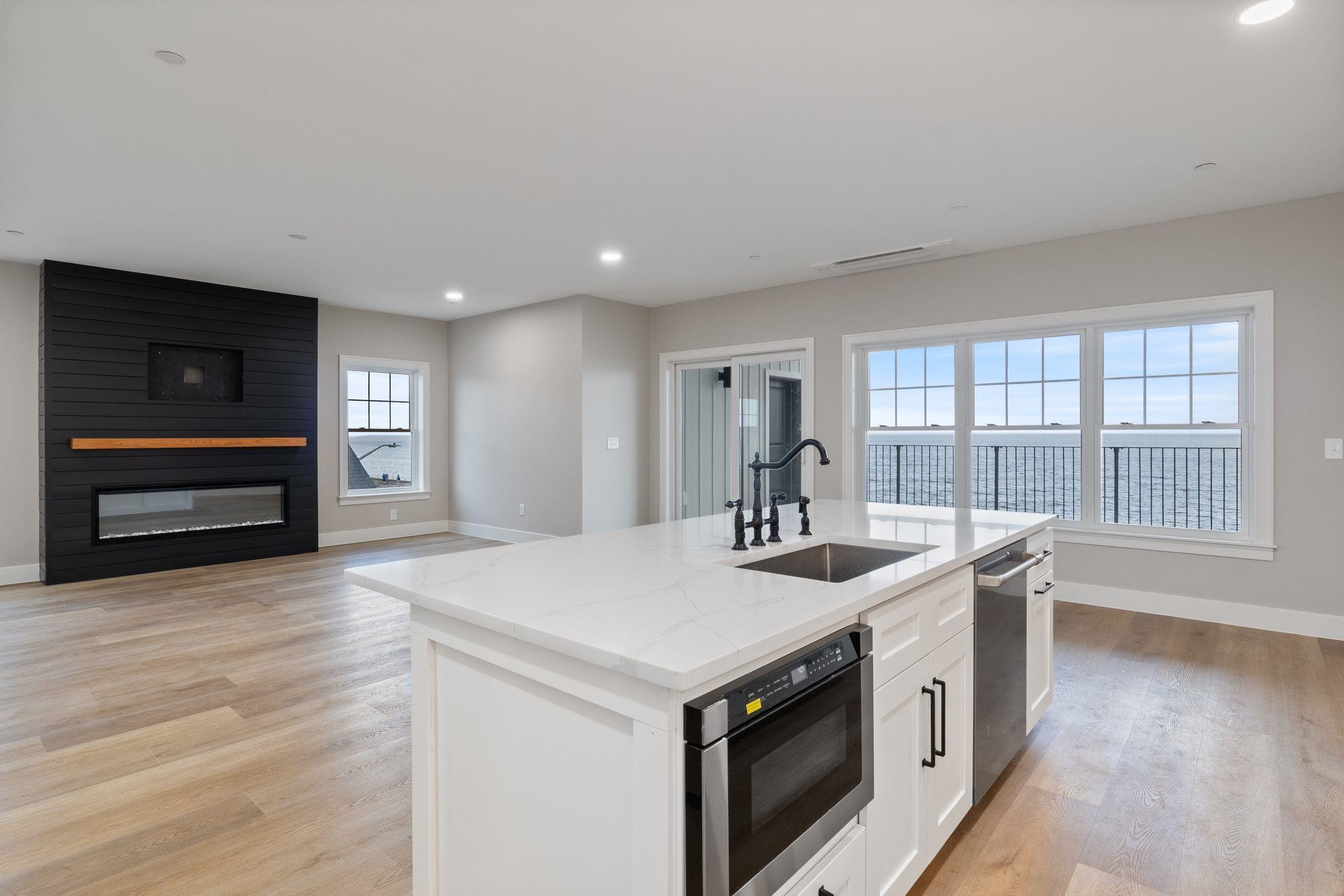 465 Ocean Boulevard 302