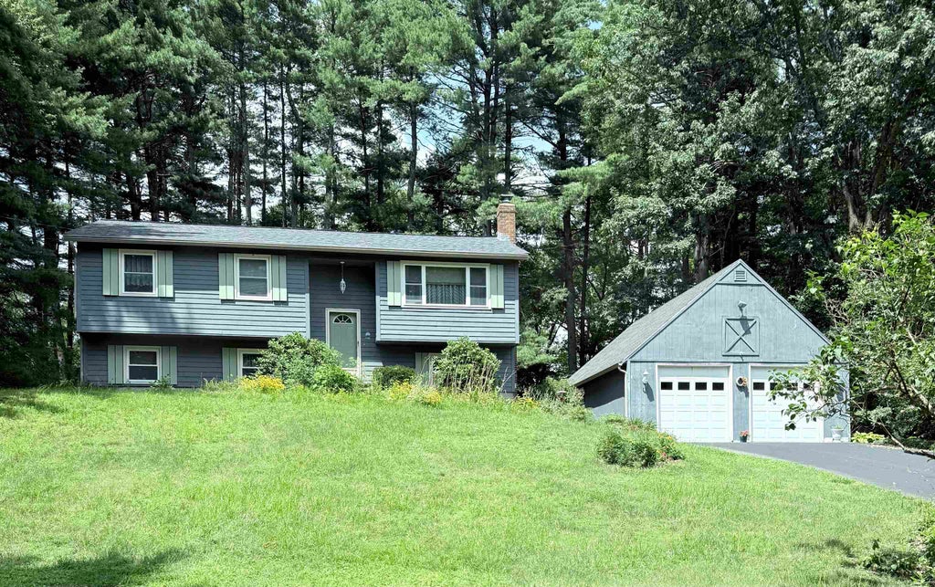 Photo of 6 Brookfield Drive, Hudson, NH 03051 (MLS # 5104649)