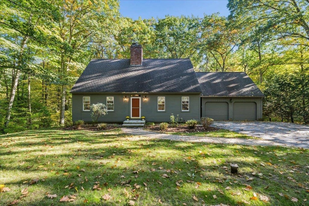 Photo of 33 Ledgewood Road, Bedford, NH 03110 (MLS # 5113246)