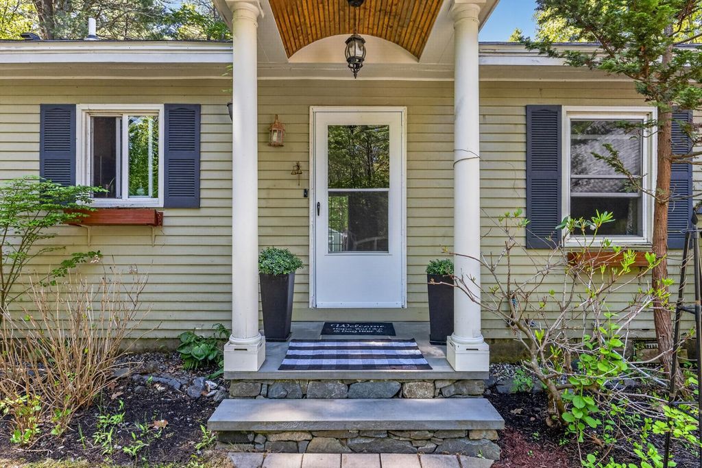 Photo of 14 Stevens Drive, Newmarket, NH 03857 (MLS # 5091494)