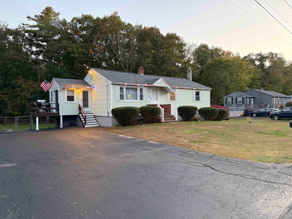 Photo of 11 Royal Circle, Salem, NH 03079 (MLS # 5113111)