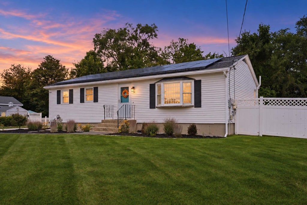 Photo of 14 Bloomingdale Drive, Nashua, NH 03064 (MLS # 5109299)