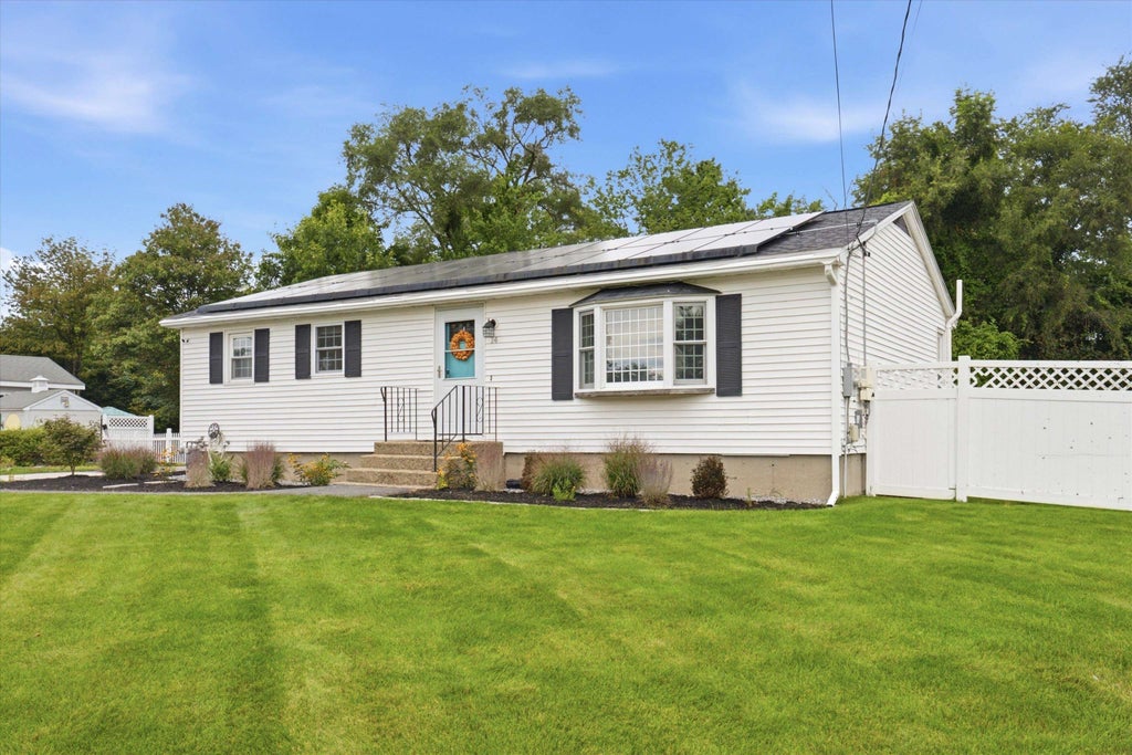 Photo of 14 Bloomingdale Drive, Nashua, NH 03064 (MLS # 5109299)