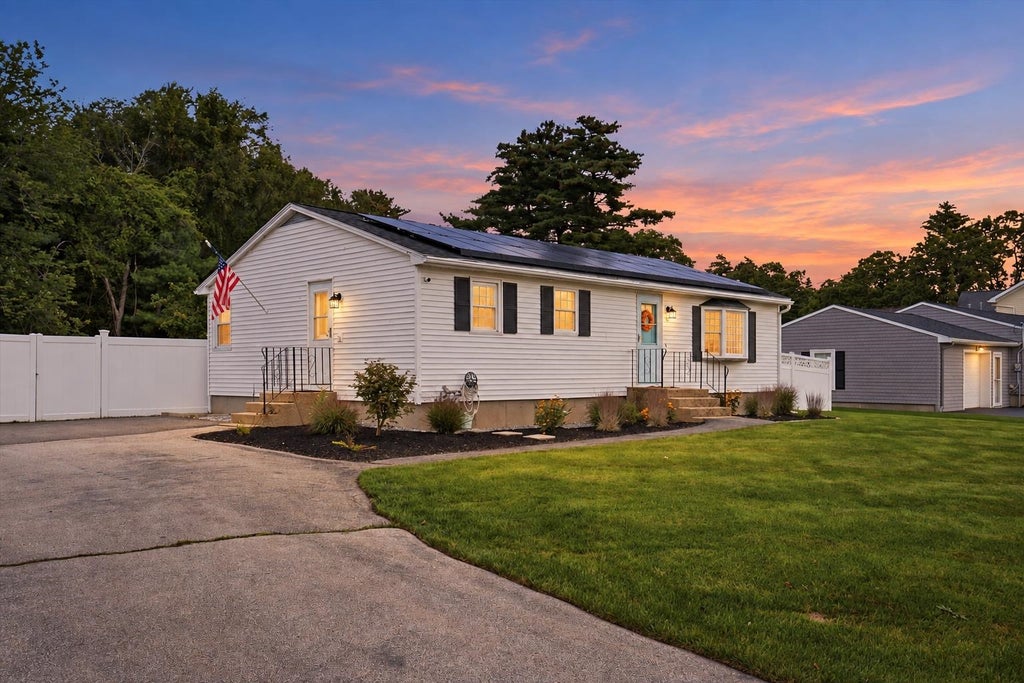 Photo of 14 Bloomingdale Drive, Nashua, NH 03064 (MLS # 5109299)