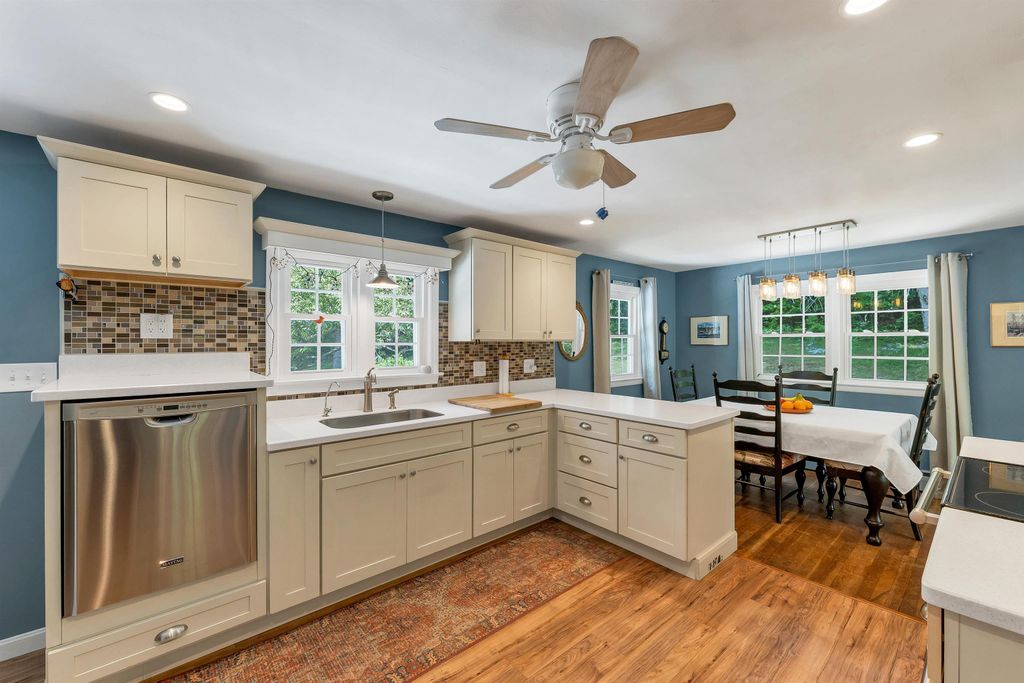 Photo of 14 Squamscott Road, Stratham, NH 03885 (MLS # 5090921)