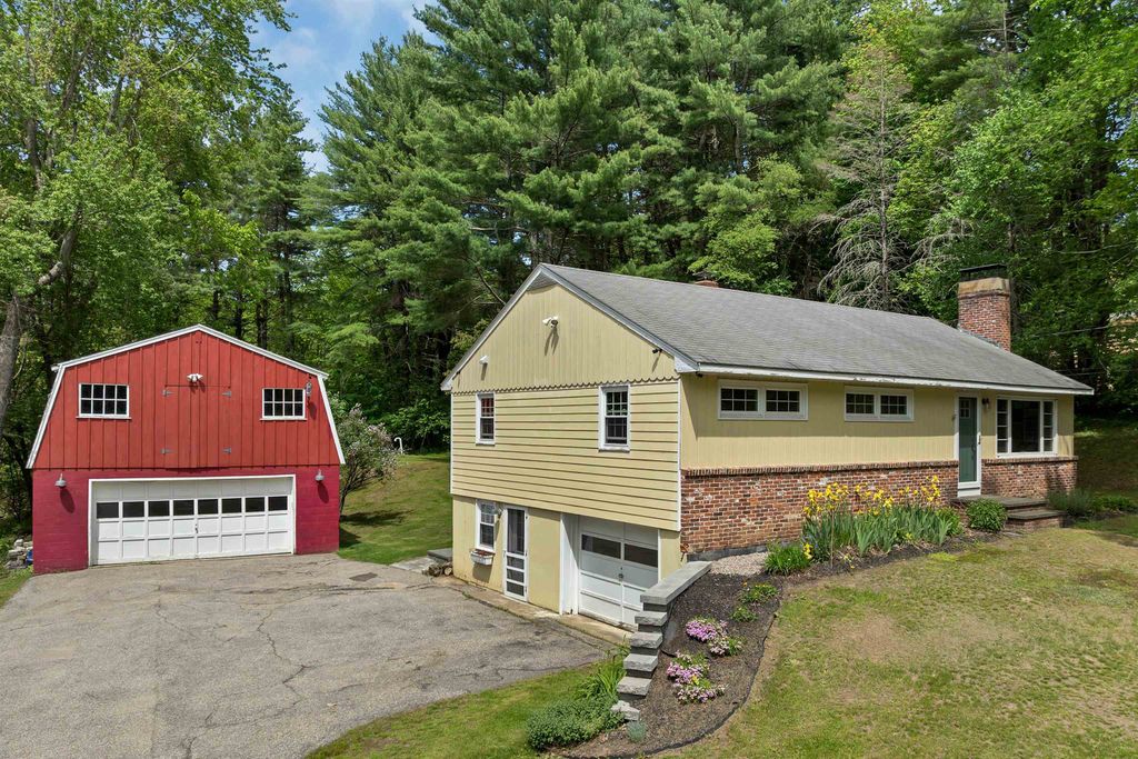 Photo of 14 Squamscott Road, Stratham, NH 03885 (MLS # 5090921)