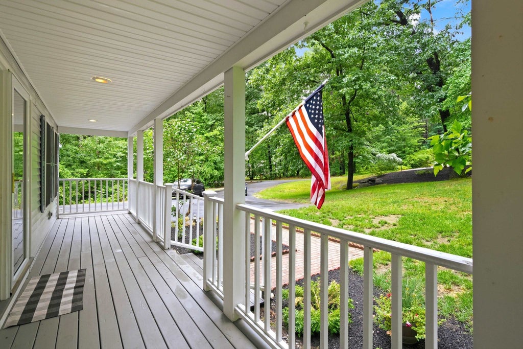 Photo of 1 Cricket Hill Drive, Amherst, NH 03031 (MLS # 5096559)