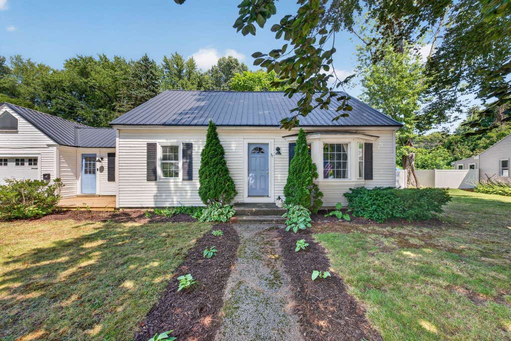 Photo of 37 Atherton Avenue, Nashua, NH 03064 (MLS # 5102282)