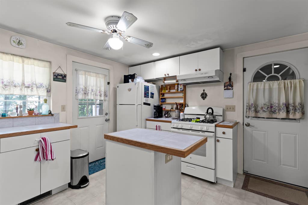 Photo of 103 Washington Street, Rochester, NH 03867 (MLS # 5102434)