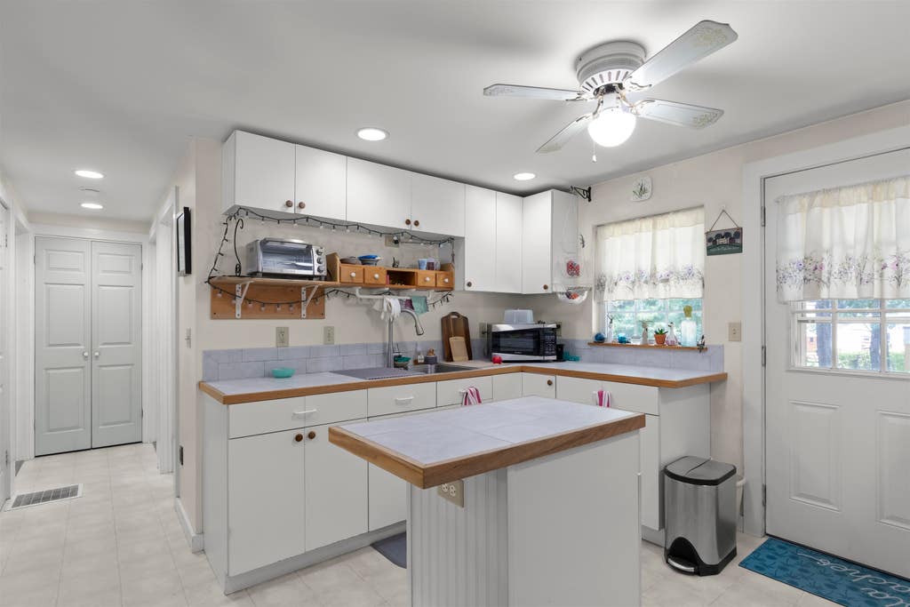 Photo of 103 Washington Street, Rochester, NH 03867 (MLS # 5102434)