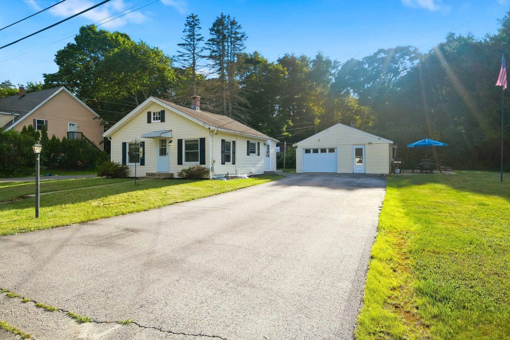 Photo of 31 Hillside Avenue, Derry, NH 03038 (MLS # 5096807)
