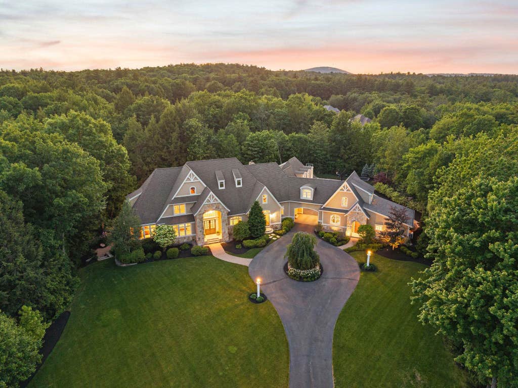 Photo of 1 Willowbrook Court, Bedford, NH 03110 (MLS # 5097579)