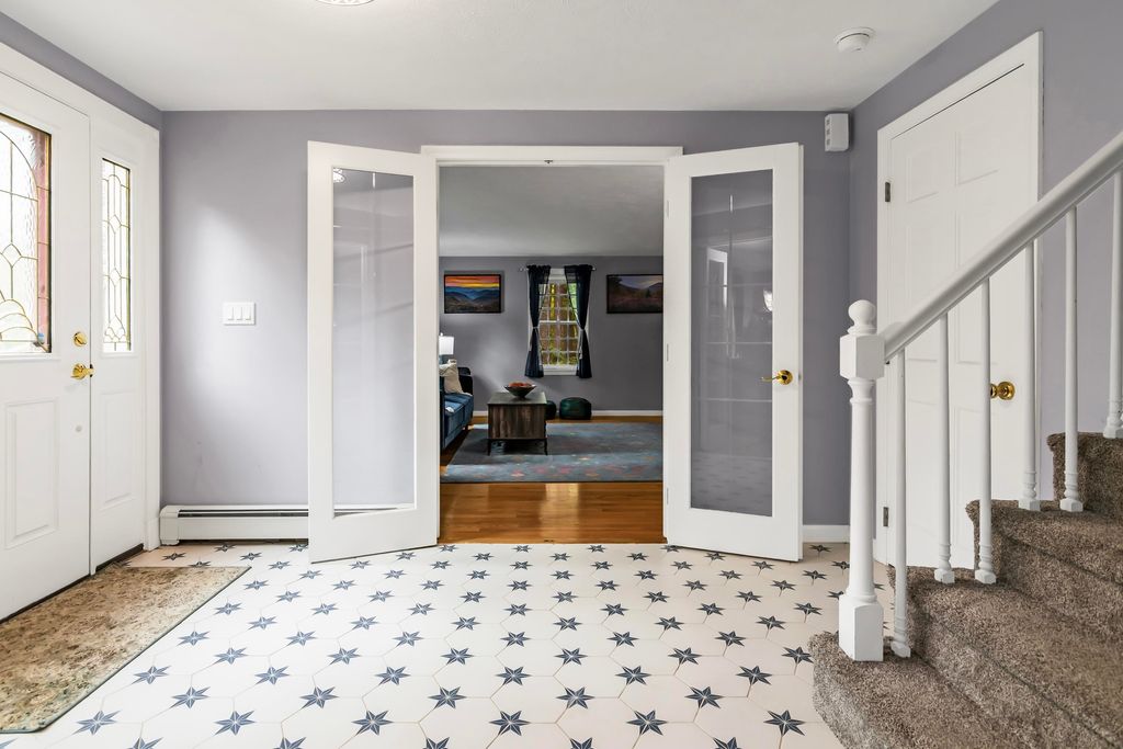 Photo of 4 Cherokee Court, Londonderry, NH 03053 (MLS # 5091110)