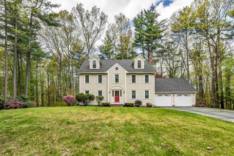 Photo of 4 Cherokee Court, Londonderry, NH 03053 (MLS # 5091110)