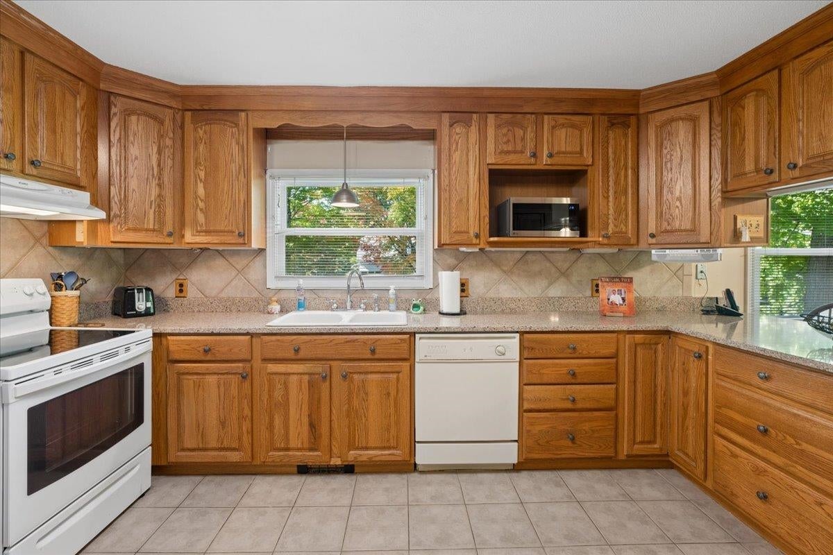 896 Bodwell Road