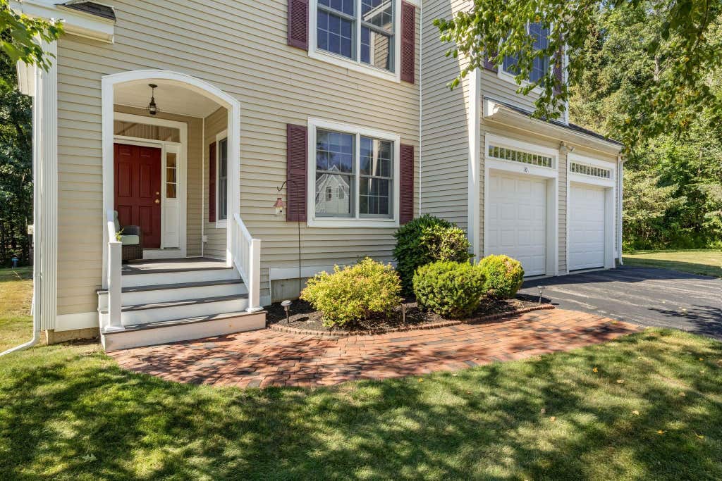 Photo of 10 Cortland Avenue, Stratham, NH 03885 (MLS # 5103448)