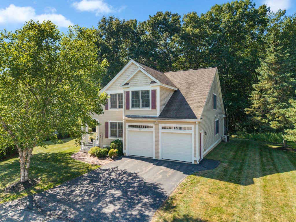 Photo of 10 Cortland Avenue, Stratham, NH 03885 (MLS # 5103448)