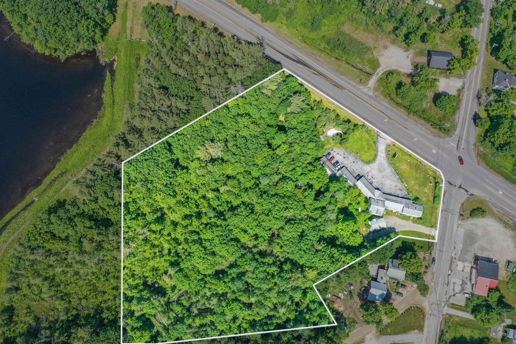 Photo of 626 West Main Street, Hillsborough, NH 03244 (MLS # 5092386)