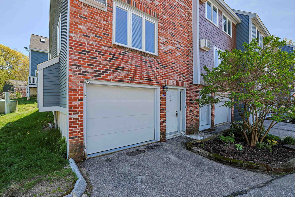 Photo of 11 Valley West Way, Manchester, NH 03102 (MLS # 5089438)
