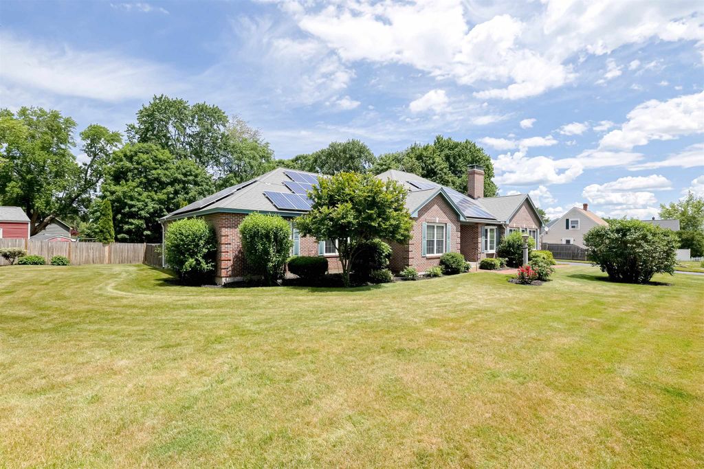 Photo of 129 Sherburne Street, Manchester, NH 03104 (MLS # 5096063)