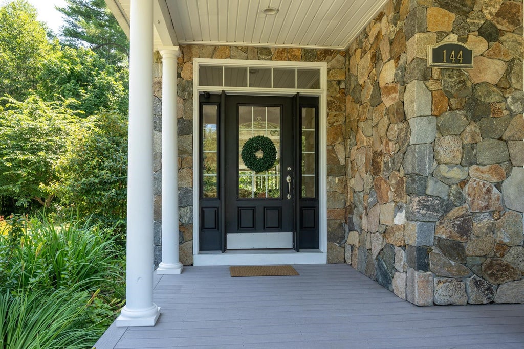 Photo of 144 Boxwood Lane, Dover, NH 03820 (MLS # 5102428)