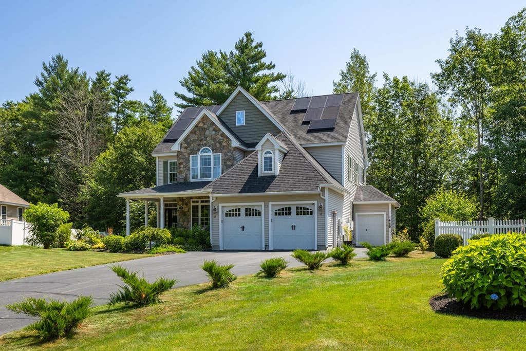 Photo of 144 Boxwood Lane, Dover, NH 03820 (MLS # 5102428)