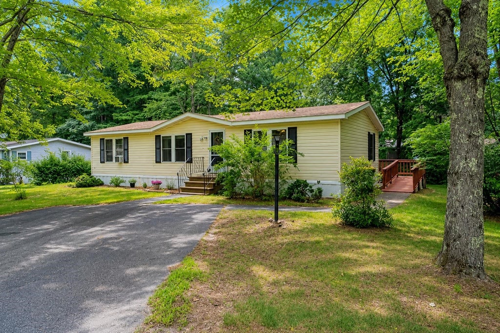 Photo of 12 York Court, Rochester, NH 03868 (MLS # 5101193)