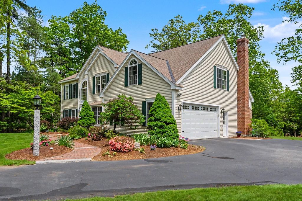Photo of 14 Karolina Lane, Bedford, NH 03110 (MLS # 5091598)