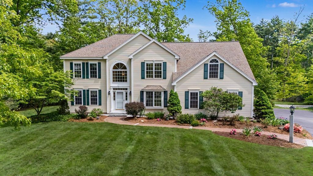 Photo of 14 Karolina Lane, Bedford, NH 03110 (MLS # 5091598)