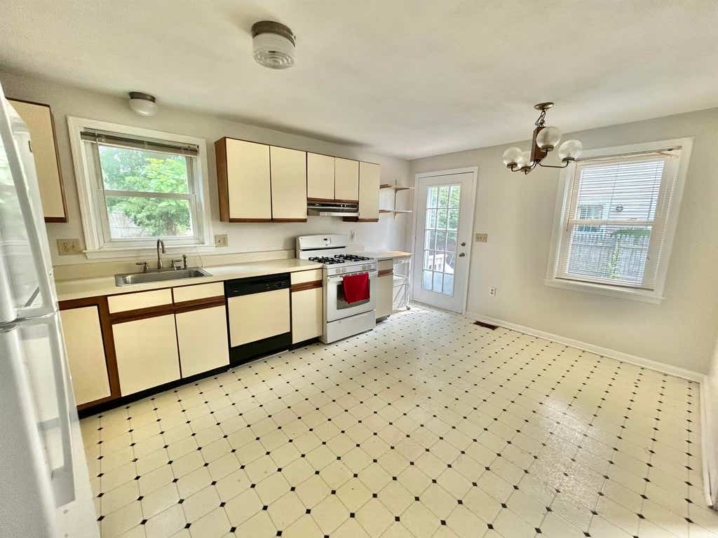 Photo of 4 Pine Grove Avenue, Nashua, NH 03060 (MLS # 5100608)