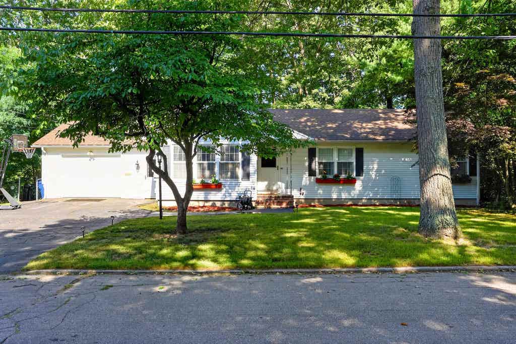 Photo of 532 Oak Street, Manchester, NH 03104 (MLS # 5105871)