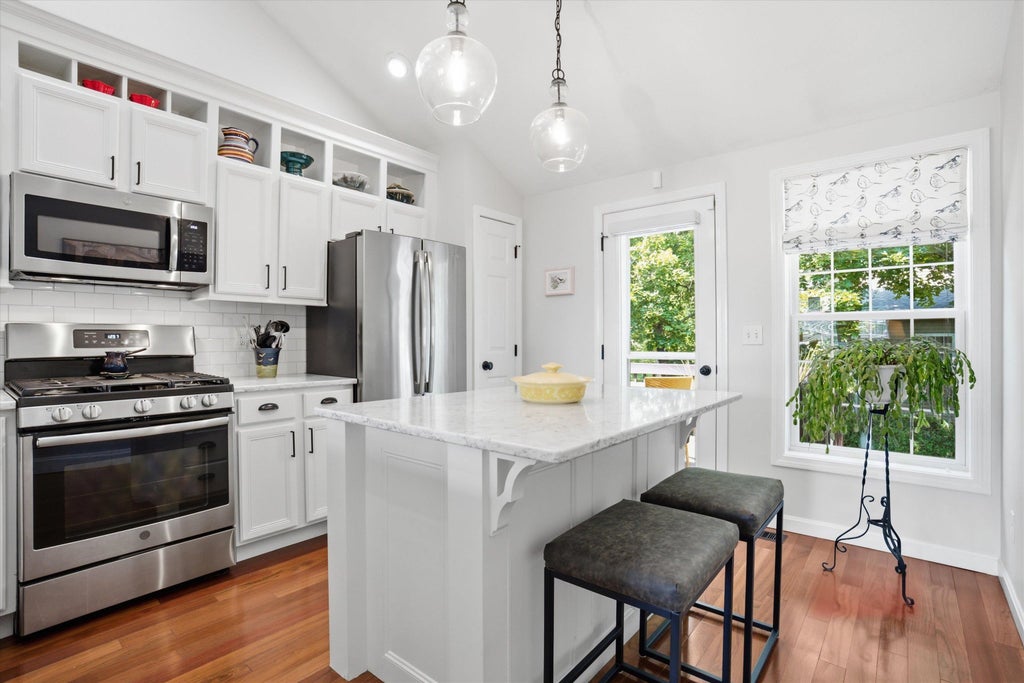 Photo of 6 Rose Lane, Bedford, NH 03110 (MLS # 5109679)