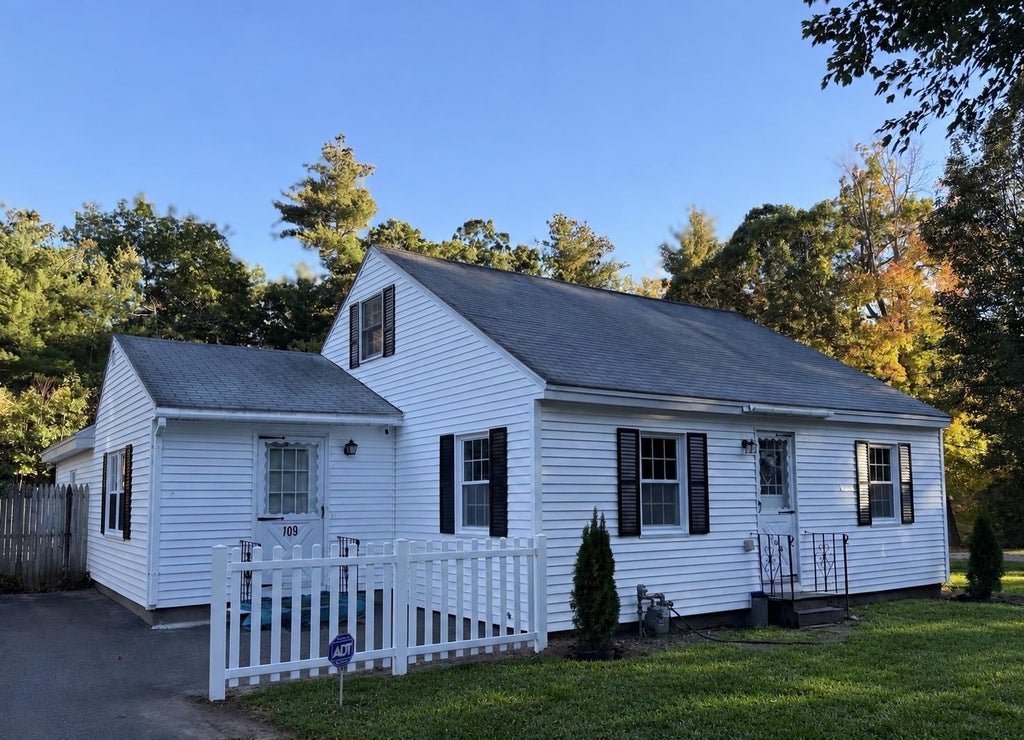 Photo of 109 Highland Street, Hudson, NH 03051 (MLS # 5113937)