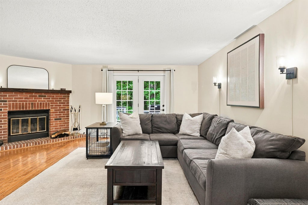 Photo of 33 Meadowview Circle, Nashua, NH 03062 (MLS # 5111087)