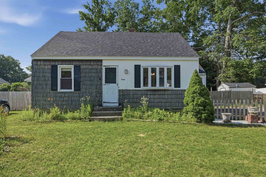 Photo of 40 Theresa Court, Manchester, NH 03103 (MLS # 5099196)