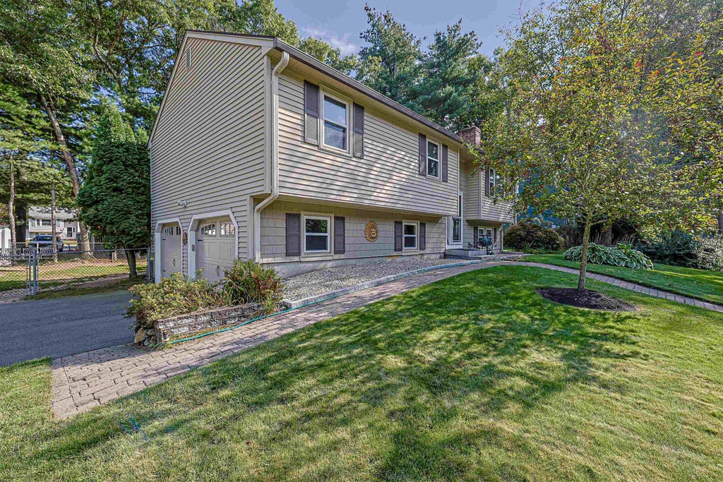 Photo of 9 Jolori Lane, Nashua, NH 03062 (MLS # 5110320)