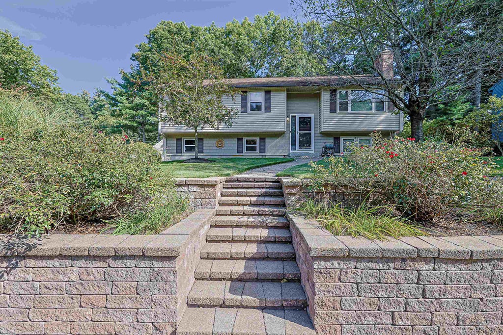 Photo of 9 Jolori Lane, Nashua, NH 03062 (MLS # 5110320)