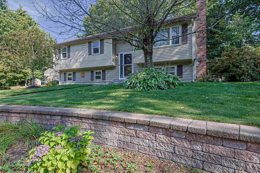 Photo of 9 Jolori Lane, Nashua, NH 03062 (MLS # 5110320)