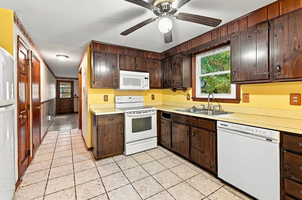 Photo of 10 Lancaster Drive, Londonderry, NH 03053 (MLS # 5115059)