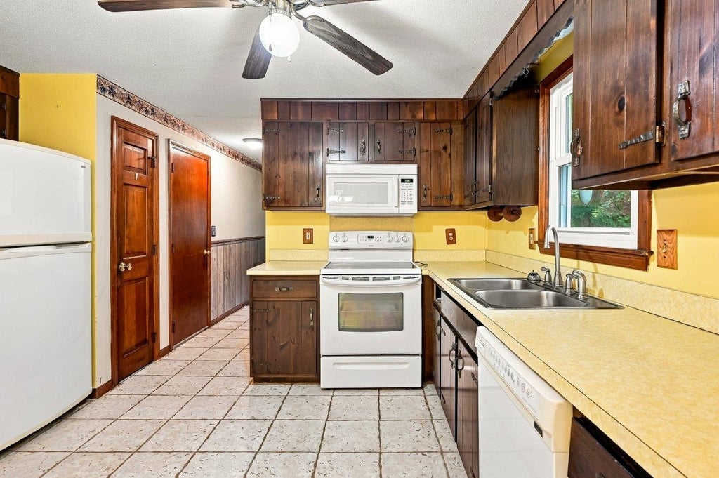 Photo of 10 Lancaster Drive, Londonderry, NH 03053 (MLS # 5115059)