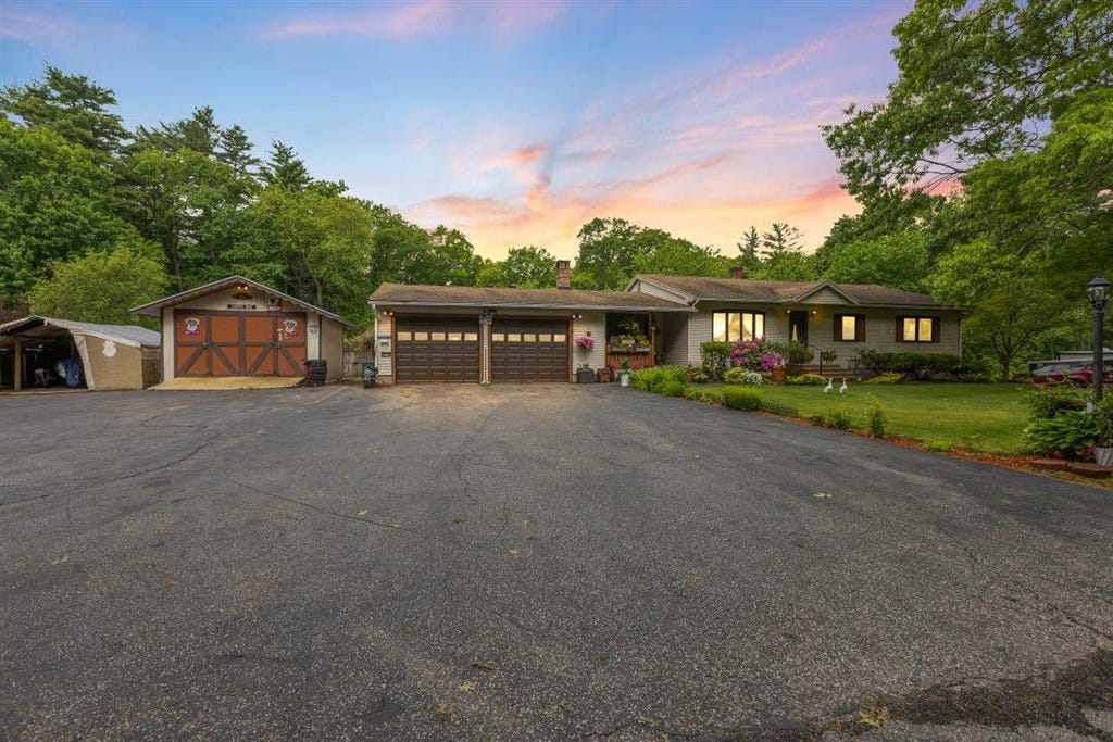 Photo of 42 Brown Hill Road, Hampstead, NH 03826 (MLS # 5090952)
