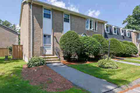 Photo of 41 Fieldstone Drive, Londonderry, NH 03053 (MLS # 5104801)