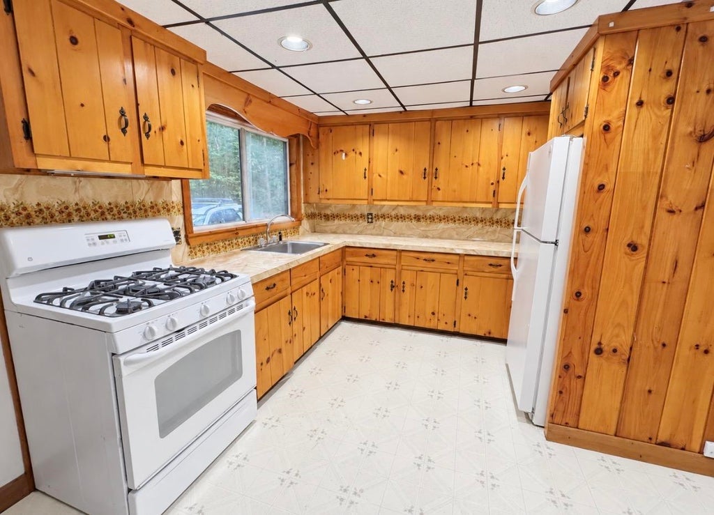 Photo of 10 Acorn Drive, Ossipee, NH 03864 (MLS # 5113309)