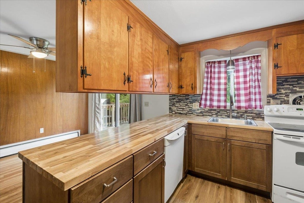 Photo of 5 Oliver Drive, Hudson, NH 03051 (MLS # 5112357)