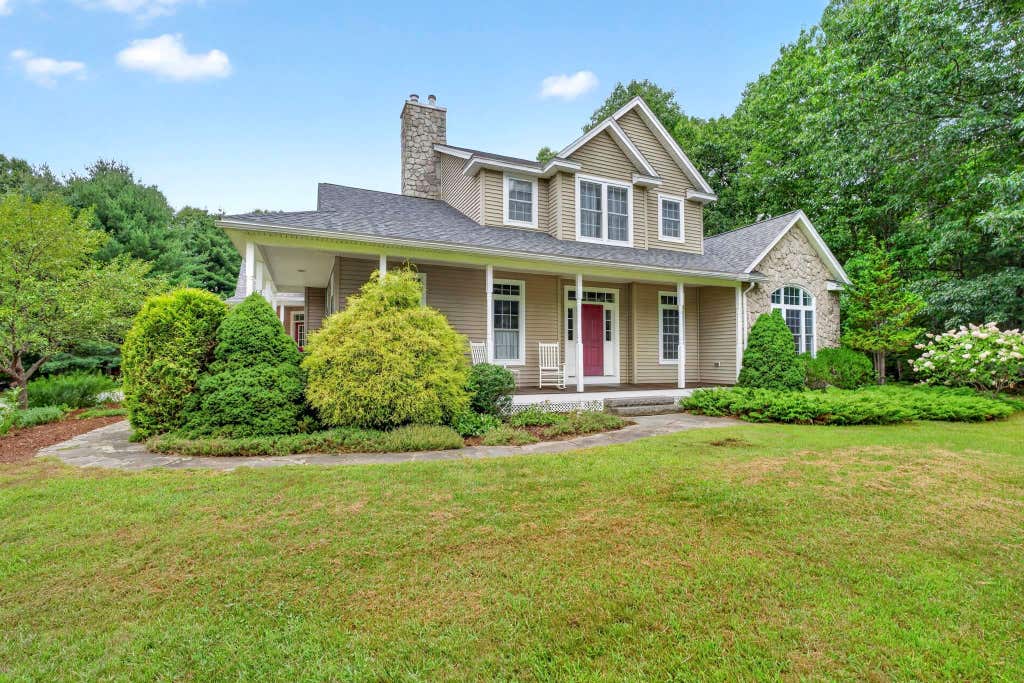 Photo of 122 Island Pond Road, Derry, NH 03038 (MLS # 5105758)