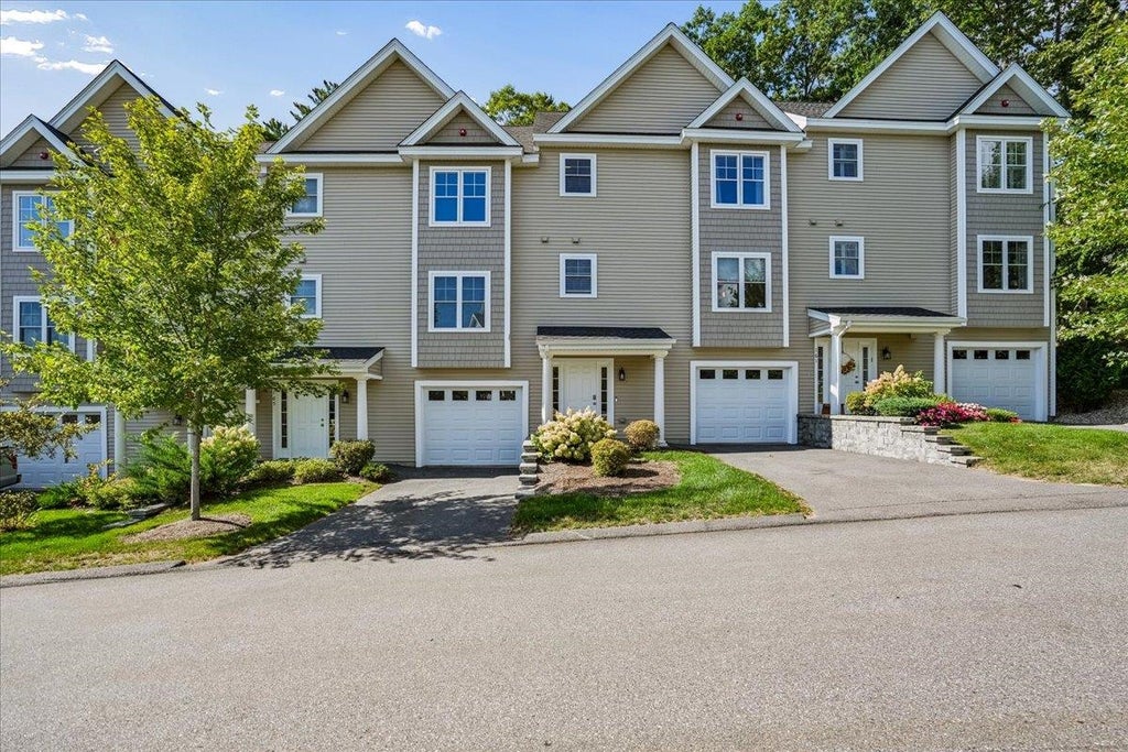 Photo of 163 Woodview Way, Manchester, NH 03102 (MLS # 5109734)